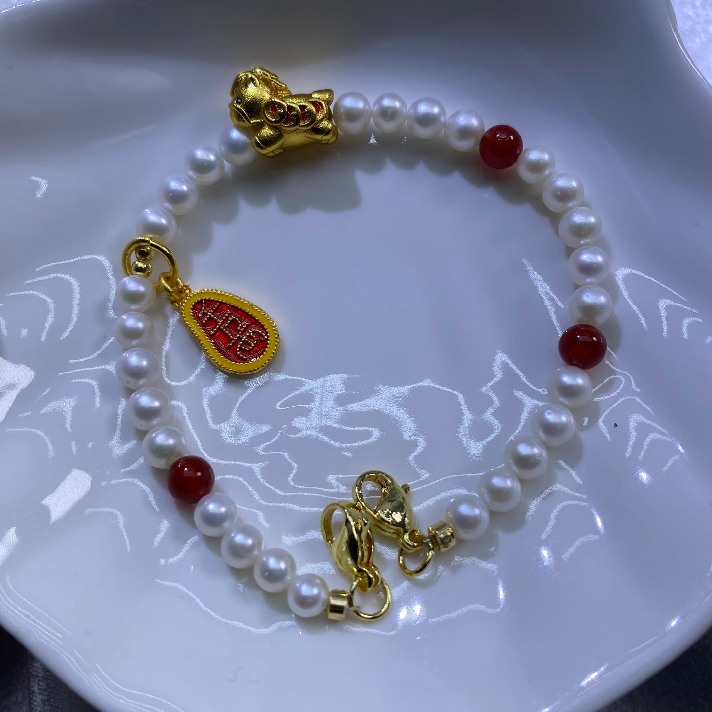 Natural freshwater pearl mobile phone chain for good luck and fortune in the Year of the Horse