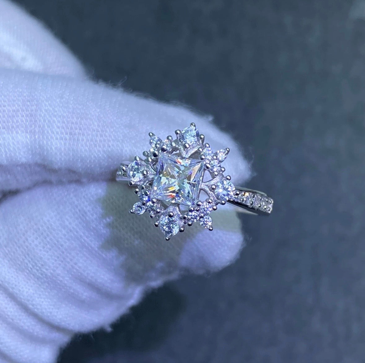 1ct D-color Princess Cut Moissanite Diamond S925 Sterling Silver Classic 18K White Gold Plated Ring