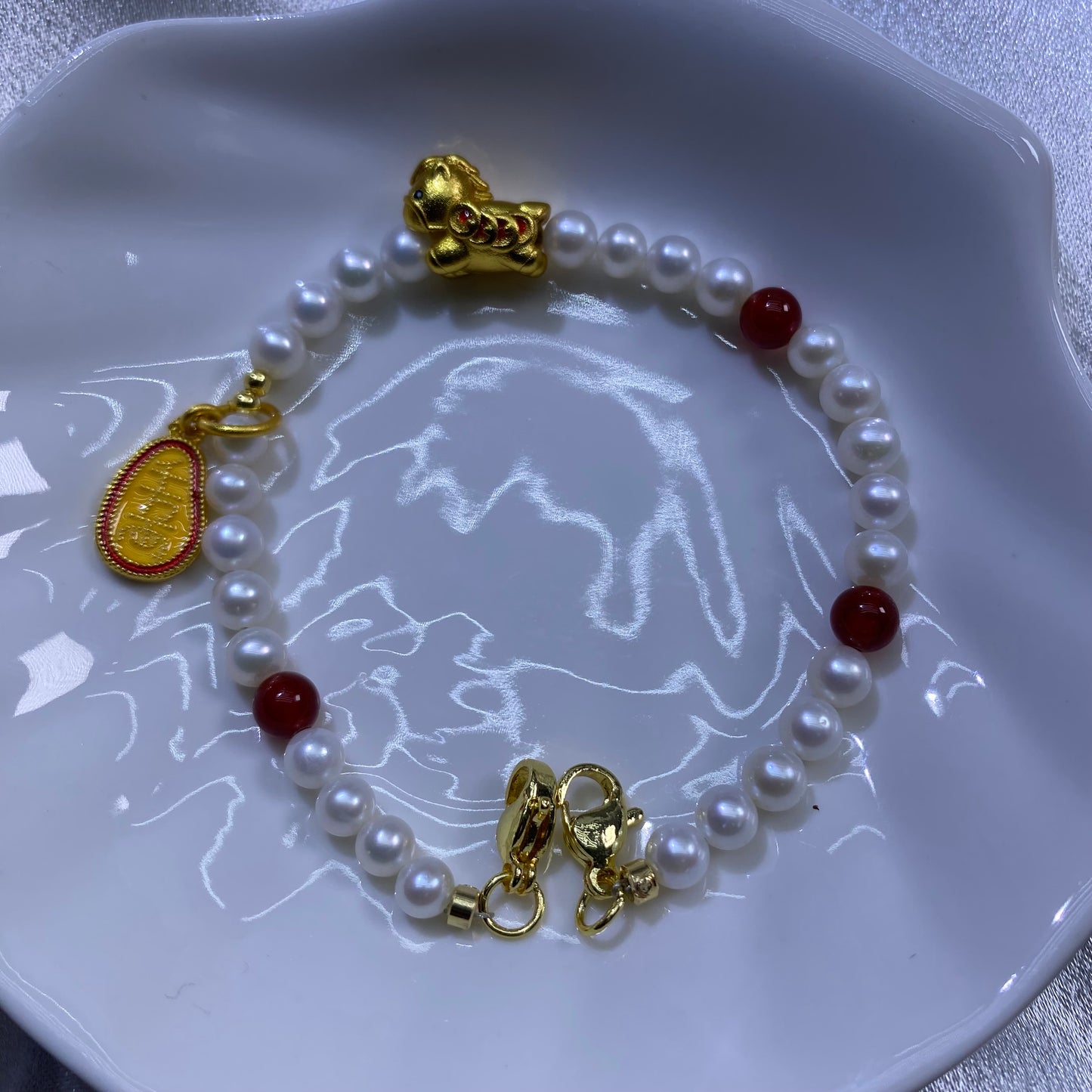 Natural freshwater pearl mobile phone chain for good luck and fortune in the Year of the Horse