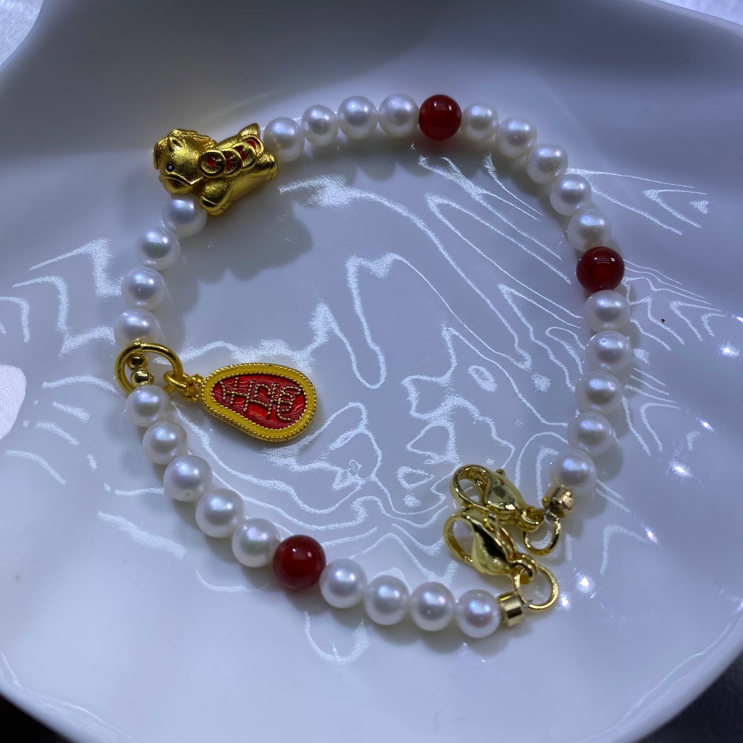 Natural freshwater pearl mobile phone chain for good luck and fortune in the Year of the Horse